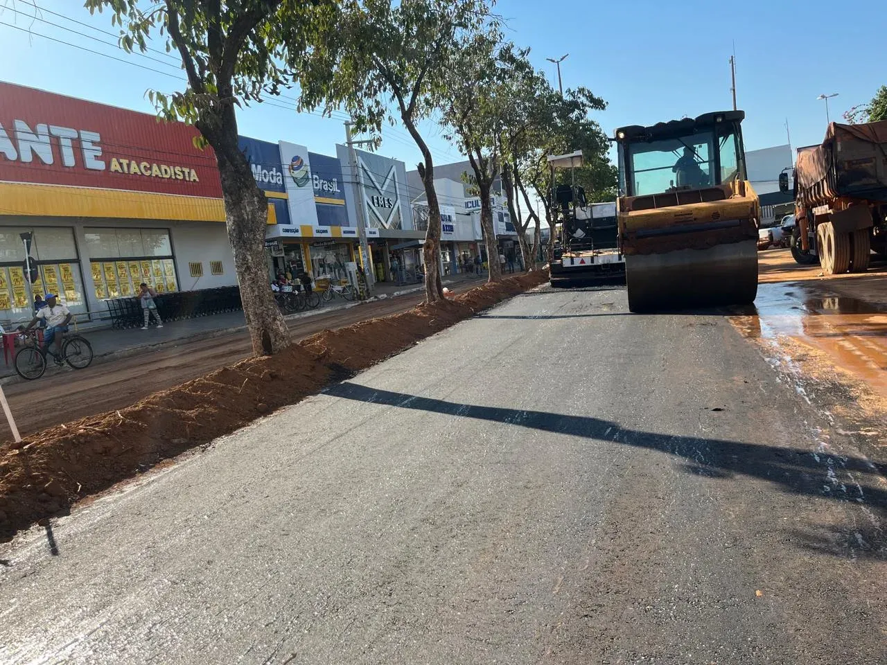 Aplicação de asfalto em trecho da Avenida Tocantins, em Taquaralto, Palmas